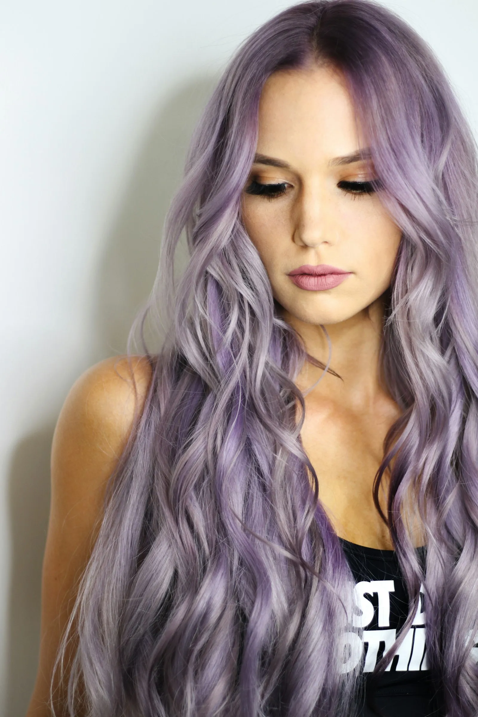 Frau mit langen, silber-violett gefärbten Wellen