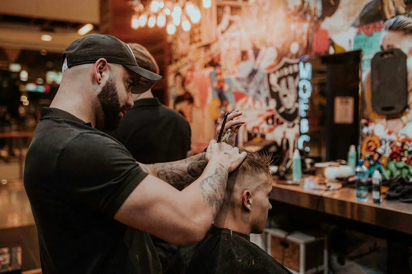 Barbier schneidet einem Kunden die Haare am Arbeitsplatz